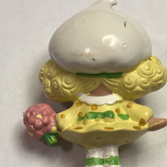 Vintage 1981 Strawberry Shortcake Lemon Meringue w/ Flowers Mini PVC Figure - Picture 4 of 11